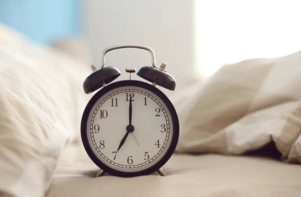 manfaat menjemur anak, vitamin D alami, anak batuk pilek, cara alami sembuhkan flu anak, mencegah bapil, tips ibu muda, sinar matahari pagi, anak bermain di luar, aktivitas sehat anak, jemur bayi dan balita